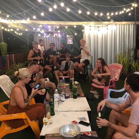 Revolution Asoke Hostel Bangkok Bagian luar foto