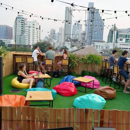Revolution Asoke Hostel Bangkok Bagian luar foto
