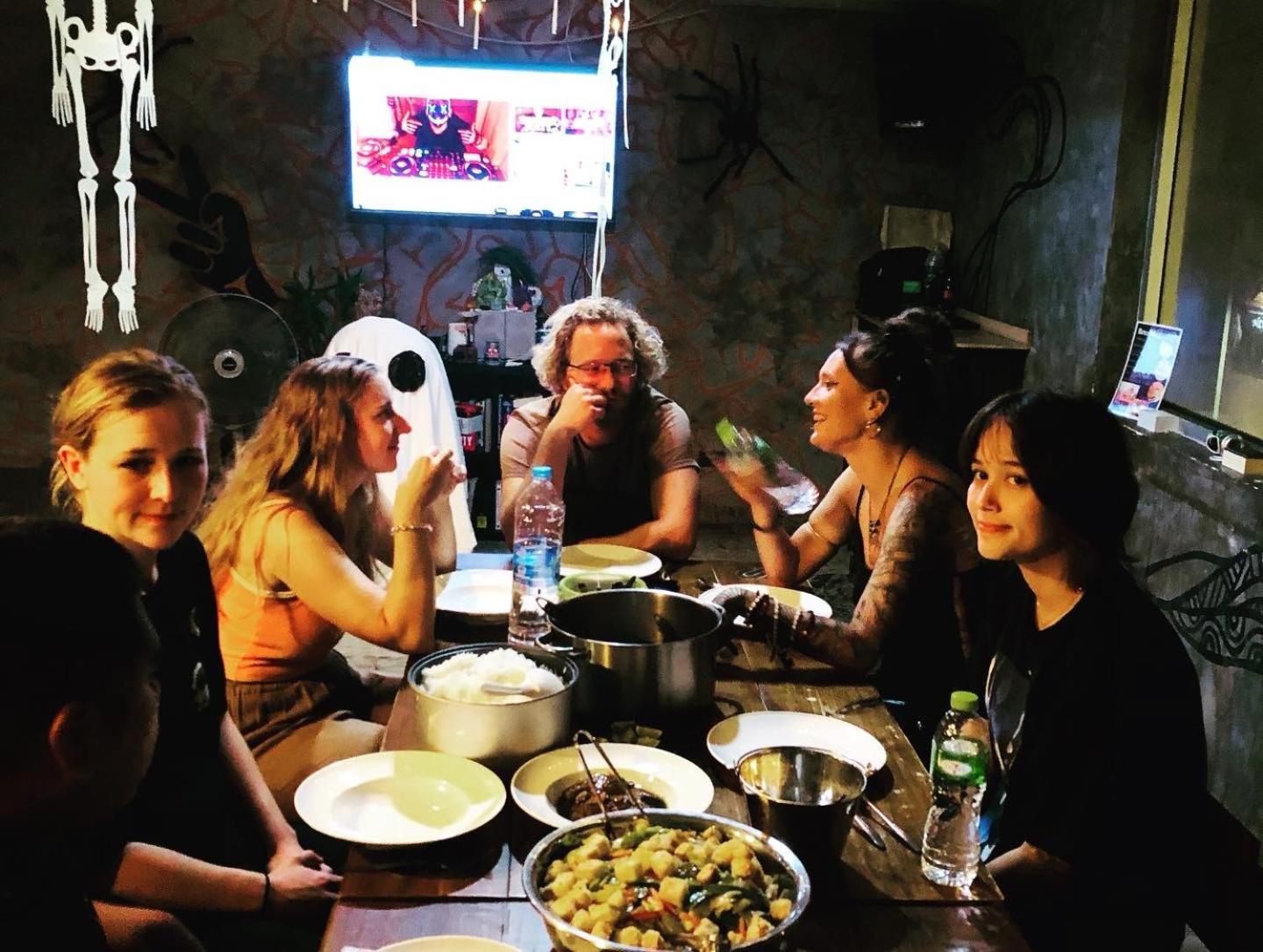 Revolution Asoke Hostel Bangkok Bagian luar foto