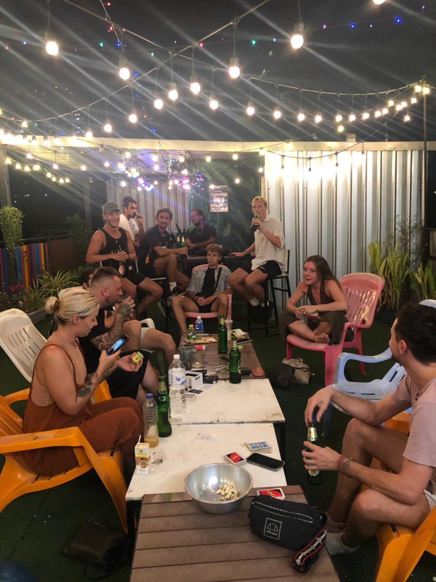 Revolution Asoke Hostel Bangkok Bagian luar foto