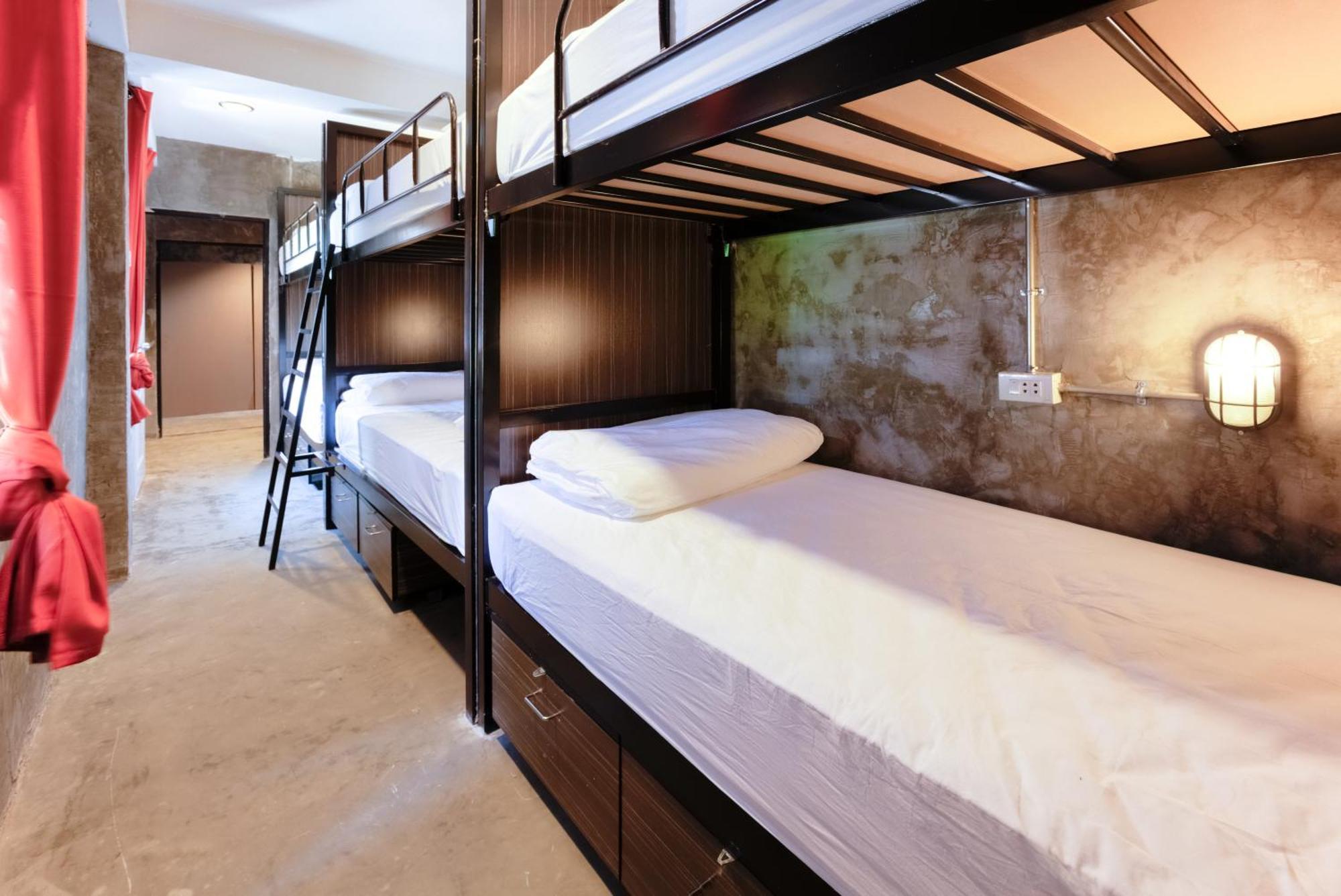 Revolution Asoke Hostel Bangkok Bagian luar foto