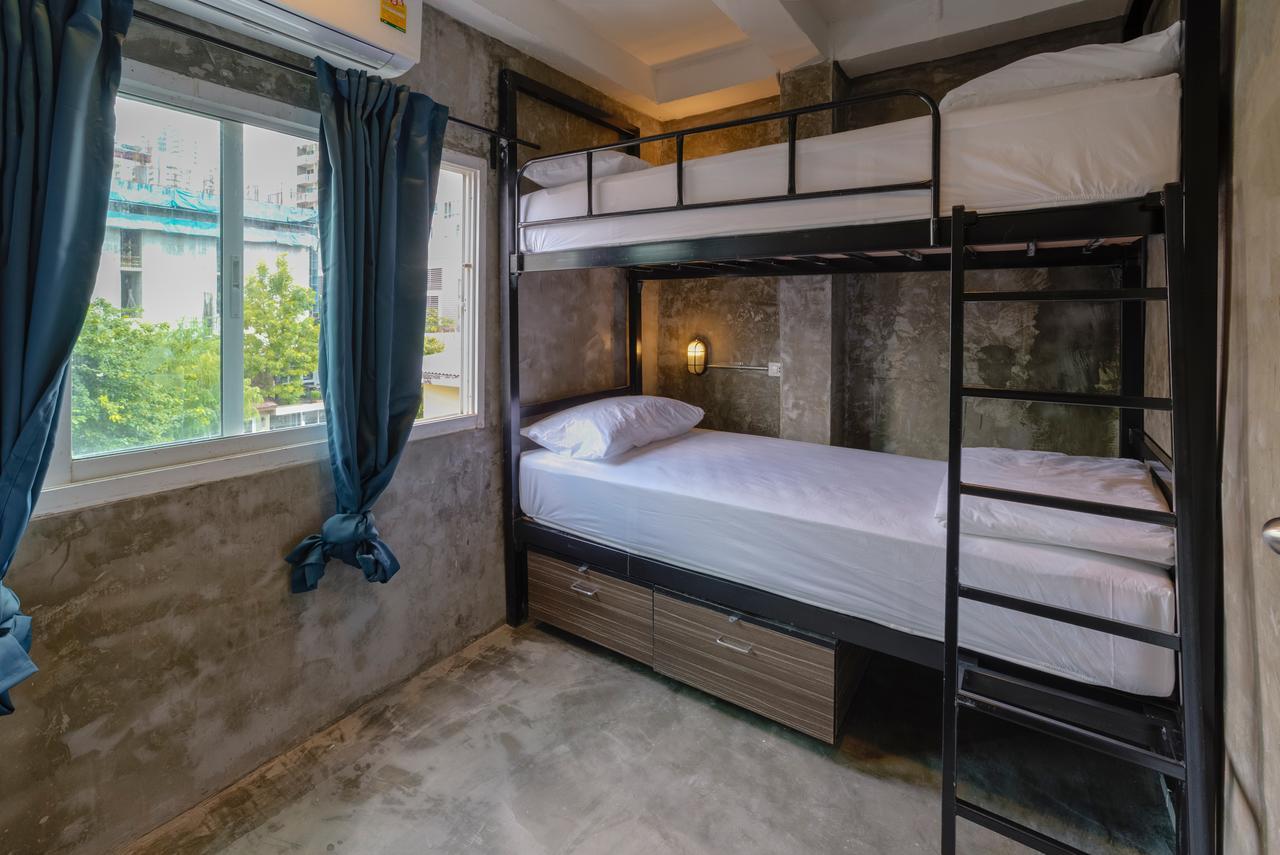 Revolution Asoke Hostel Bangkok Bagian luar foto