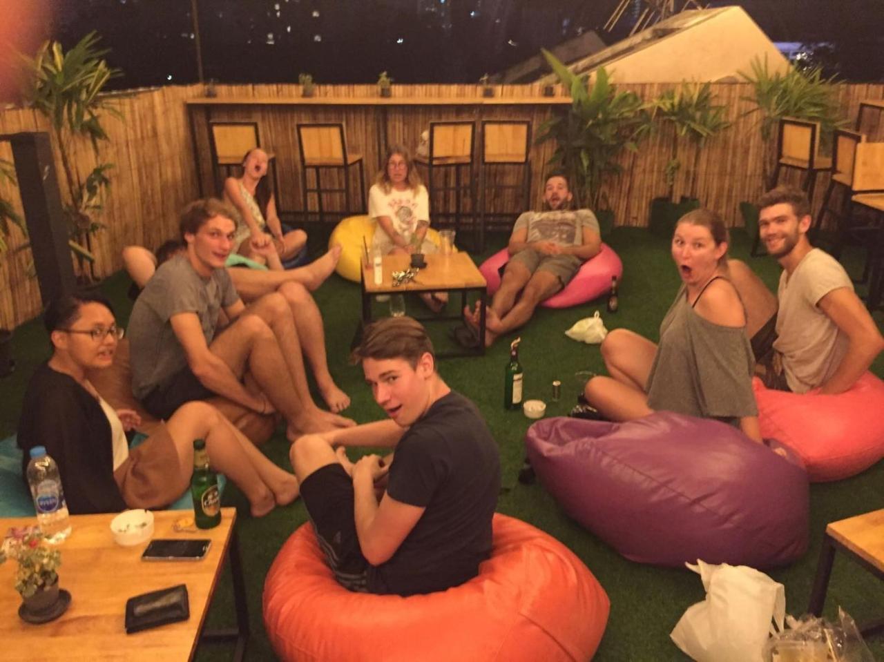 Revolution Asoke Hostel Bangkok Bagian luar foto