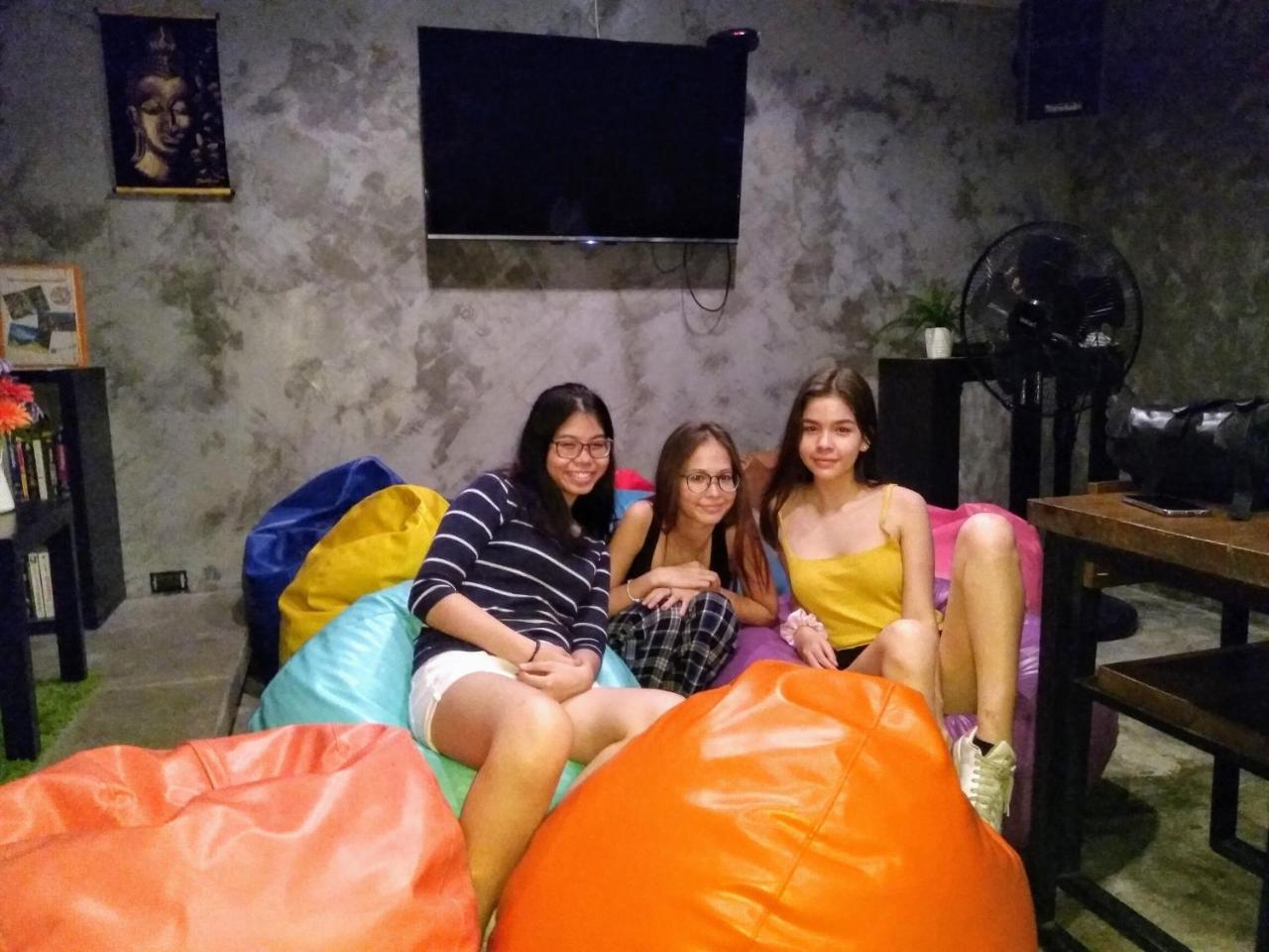 Revolution Asoke Hostel Bangkok Bagian luar foto