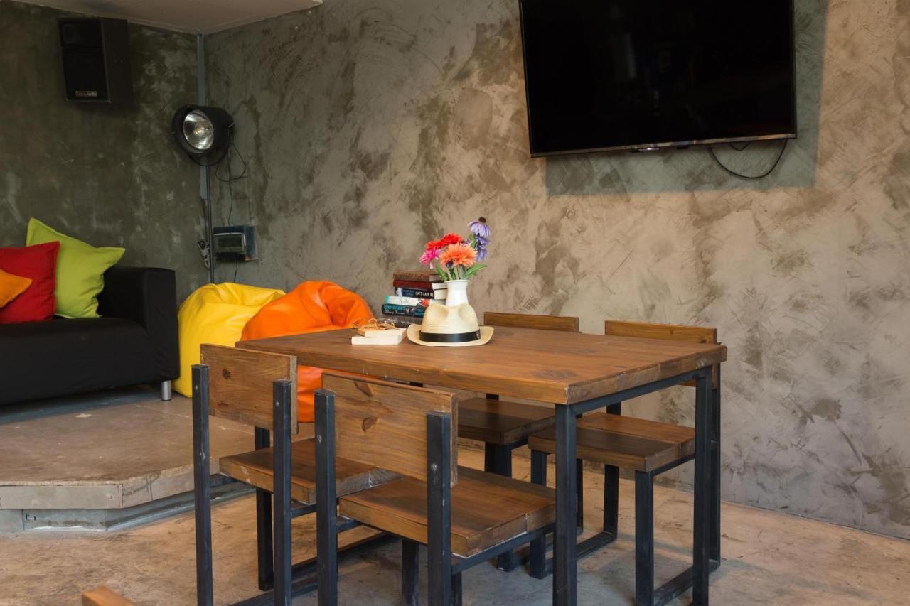 Revolution Asoke Hostel Bangkok Bagian luar foto