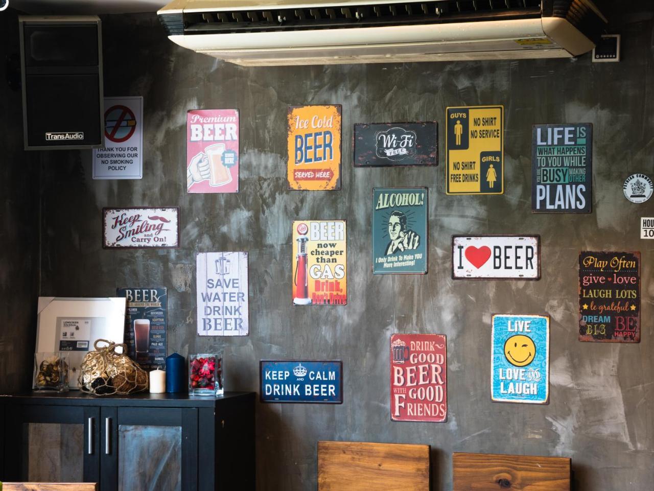 Revolution Asoke Hostel Bangkok Bagian luar foto