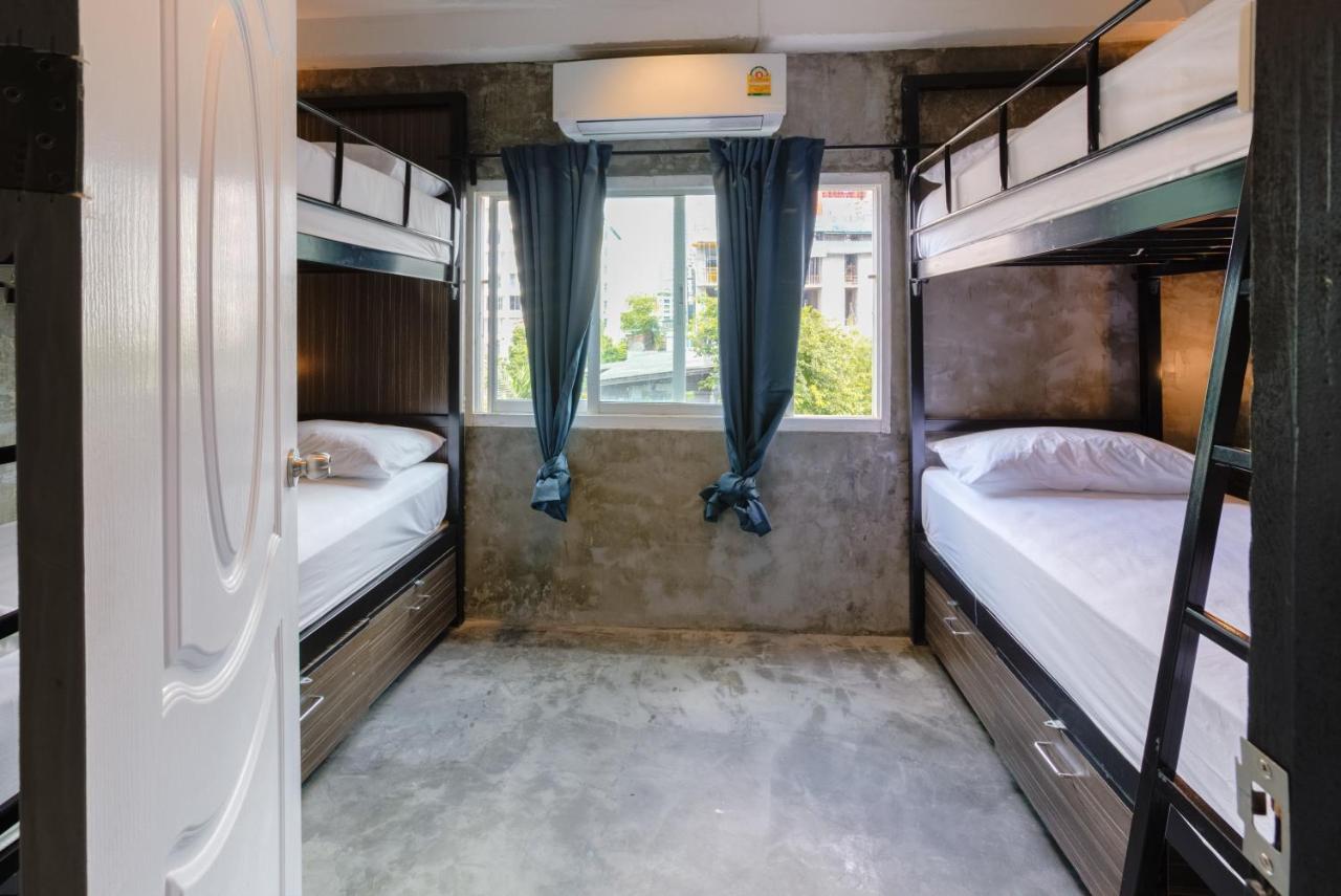 Revolution Asoke Hostel Bangkok Bagian luar foto